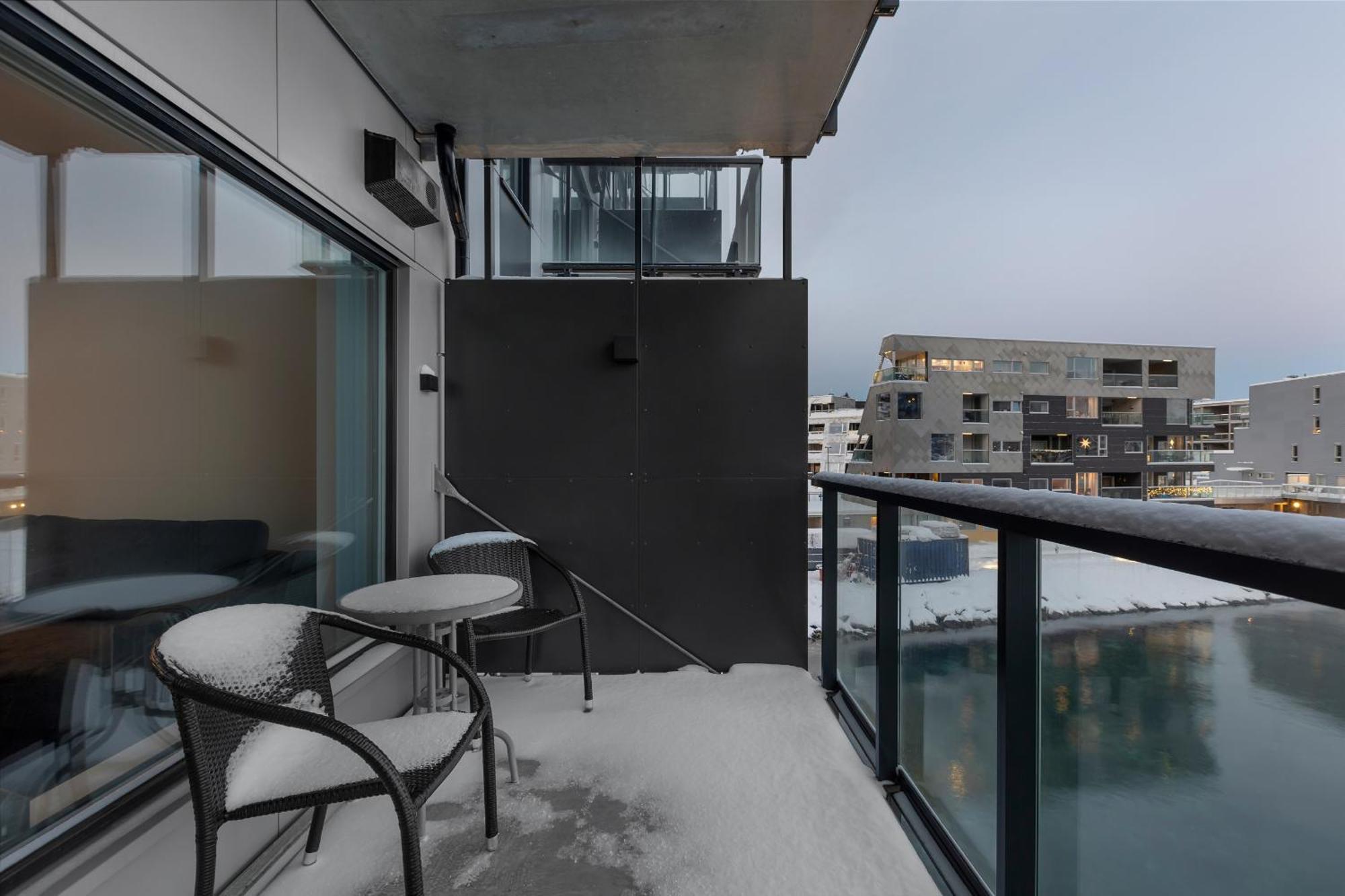 Moderne Pa Ytre Strandkanten Tromso